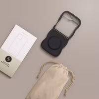 Selencia Wavy Backcover met MagSafe Samsung Galaxy Z Flip 6 - Zwart