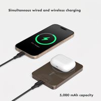 Selencia Vivid Powerbank 5,000 mAh - Wireless Powerbank - Compatible with MagSafe and Qi - Desert Gold / Vintage Peony