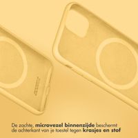 Accezz Liquid Silicone Backcover met MagSafe iPhone 14 Pro - Geel