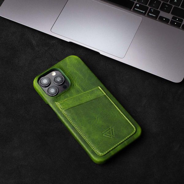 Wachikopa Full Wrap C.C. Backcover met 2 pashouders iPhone 15 Pro Max - Forest Green