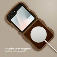 Selencia Wavy Backcover met MagSafe Samsung Galaxy Z Flip 7 - Mocha Brown