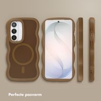 Selencia Wavy Backcover met MagSafe Samsung Galaxy S26 - Mocha Brown