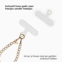 Selencia Rivièra MagSafe Backcover met afneembare haakjes voor de Apple iPhone 17 Pro - Powder Blue + Bold Chain Polskoord - Gold