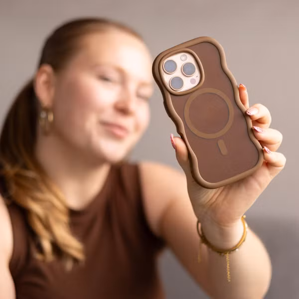 Selencia Wavy Backcover met MagSafe Apple iPhone 15 Pro - Mocha Brown