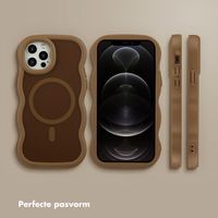 Selencia Wavy Backcover met MagSafe Apple iPhone 12 (Pro) - Mocha Brown