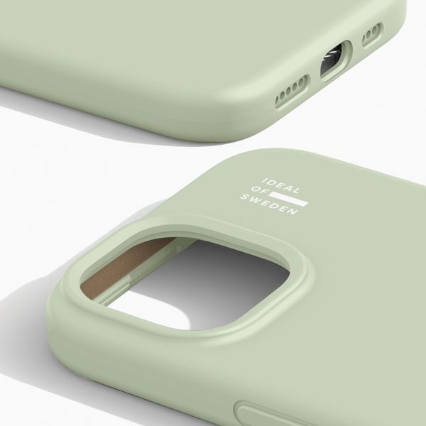 iDeal of Sweden Silicone Case met MagSafe Apple iPhone 17e / 16e / 15 / 14 / 13 - Sage Green