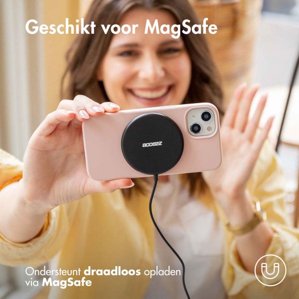 Accezz Liquid Silicone Backcover met MagSafe iPhone 15 Pro - Roze