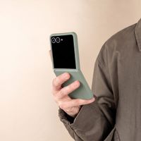 Accezz Liquid Silicone Backcover met MagSafe Samsung Galaxy Z Flip 8 - Cooper Green