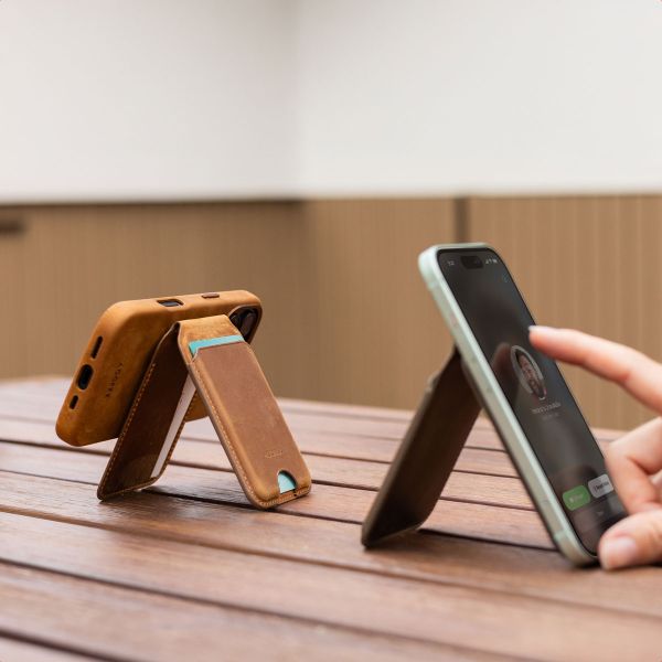 Accezz Vintage Leather MagSafe Kaarthouder met Standaard - Tobacco Cognac