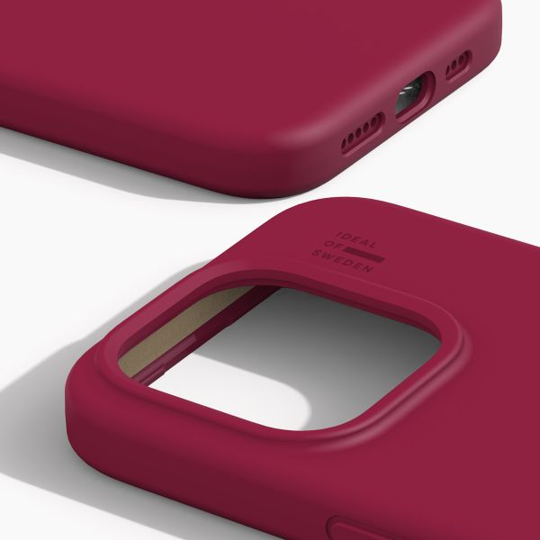 iDeal of Sweden Silicone Case Apple iPhone 15 Pro - Cranberry