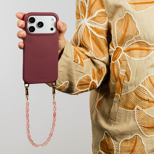 Selencia Rivièra MagSafe Backcover met afneembare haakjes voor de Apple iPhone 17 Pro - Bold Burgundy + Sorbet Pop Polskoord - Pink