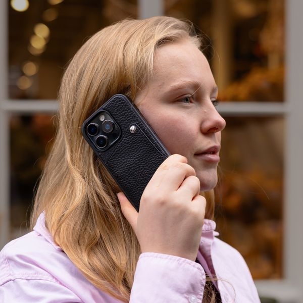 Selencia Riva Backcover met Pashouder Apple iPhone 15 Pro - Zwart