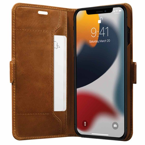 dbramante1928 Copenhagen Bookcase Apple iPhone 13 - Bruin