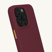 Selencia Rivièra MagSafe Backcover met afneembare haakjes voor de Apple iPhone 15 Pro - Bold Burgundy + Sorbet Pop Polskoord - Pink
