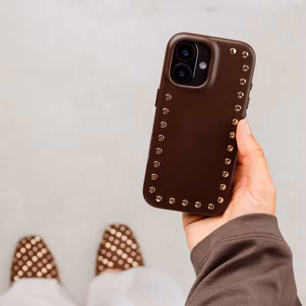 Selencia Studs Back Cover with MagSafe Apple iPhone 15 - Cacao Crush