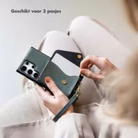 Selencia Sera Telefoonhoes met Koord en Envelop Pashouder Apple iPhone 15 - Sage Green