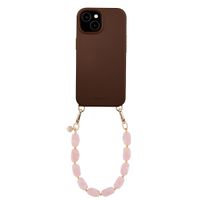 Selencia Rivièra MagSafe Backcover met afneembare haakjes voor de Apple iPhone 15 - Choco Brown + Satin Crush Polskoord - Cosmic Candy