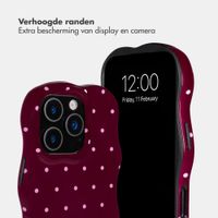 Selencia Vivid Wavy Backcover met MagSafe Apple iPhone 16 Pro - Happy Dots Burgundy