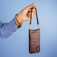 Selencia Nova Croco Telefoonhoes met Koord en Pashouder Apple iPhone 15 - Burgundy