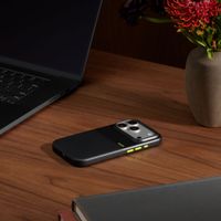 Beats Rugged Case met MagSafe en Camera Control Apple iPhone 17 Pro - Everest Black