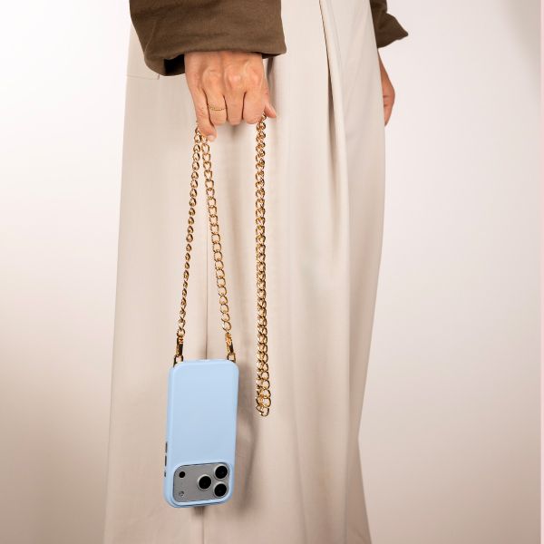 Selencia Rivièra MagSafe Backcover met afneembare haakjes voor de Apple iPhone 15 - Powder Blue + Bold Chain (130 cm) - Gold