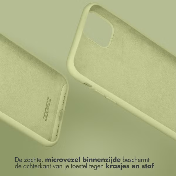Accezz Liquid Silicone Backcover Apple iPhone 13 - Groen