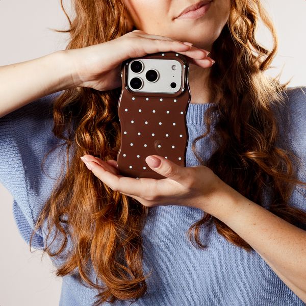 Selencia Vivid Wavy Backcover met MagSafe Samsung Galaxy A37 (5G) - Happy Dots Chocolate