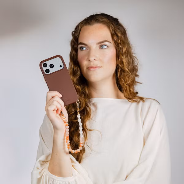Selencia Rivièra MagSafe Backcover met afneembare haakjes iPhone 12 / 12 Pro - Choco Brown