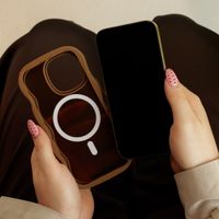 Selencia Wavy Backcover met MagSafe Apple iPhone 15 Pro - Mocha Brown