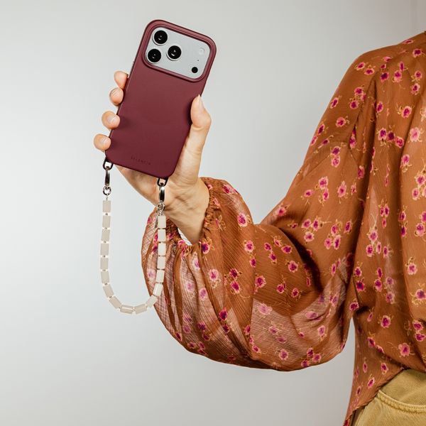 Selencia Rivièra MagSafe Backcover met afneembare haakjes Apple iPhone SE (2022 / 2020) / 8 / 7 - Bold Burgundy