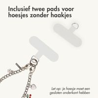 Selencia Rivièra MagSafe Backcover met afneembare haakjes voor de Apple iPhone 16 - Sorbet Pink + Chain Charm - Silver