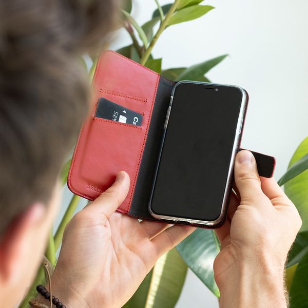 Selencia Echt Lederen Bookcase Samsung Galaxy S10e - Rood