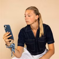 Selencia Backcover met luxe polskoord Apple iPhone 15 Pro - Blauw