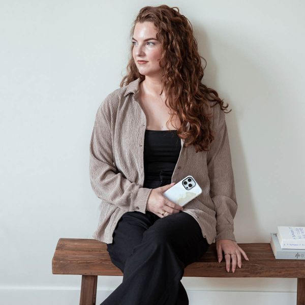 Selencia Vivid Backcover met MagSafe Apple iPhone 15 Pro - Marble Light Brown