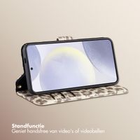 Selencia Sabi Bookcase met Panterprint Samsung Galaxy S24 / S25 - Soft Ivory