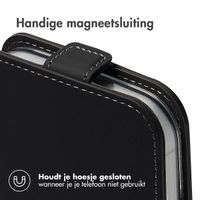 Accezz Flipcase Apple iPhone 17 Pro - Zwart