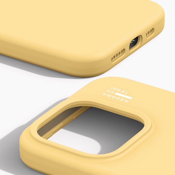 iDeal of Sweden Silicone Case met MagSafe Apple iPhone 15 Pro - Soft Lemon