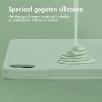 Accezz Liquid Silicone Backcover met penhouder Apple iPad Air 11 inch (2025) M3 / (2024) M2 / Air 5 (2022) / Air 4 (2020) - Lichtgroen