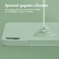 Accezz Liquid Silicone Backcover met penhouder iPad Air 11 inch (2024) M2 / Air 5 (2022) / Air 4 (2020) - Lichtgroen