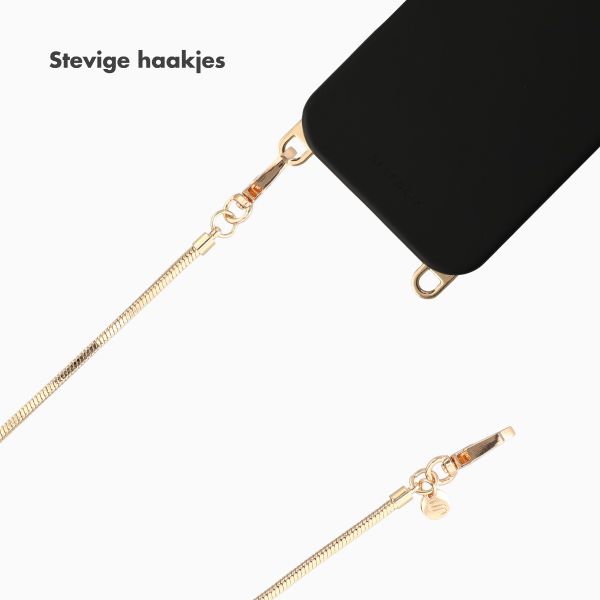 Selencia Rivièra MagSafe Backcover met afneembare haakjes voor de Apple iPhone 15 Pro - Velvet Black + Sleek Chain (130 cm) - Gold