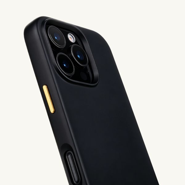 Selencia Rivièra MagSafe Backcover met afneembare haakjes voor de Apple iPhone 15 Pro - Velvet Black + Sleek Chain Polskoord - Gold