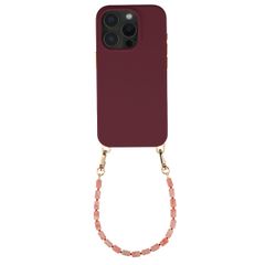 Selencia Rivièra MagSafe Backcover met afneembare haakjes voor de Apple iPhone 15 Pro - Bold Burgundy + Sorbet Pop Polskoord - Pink