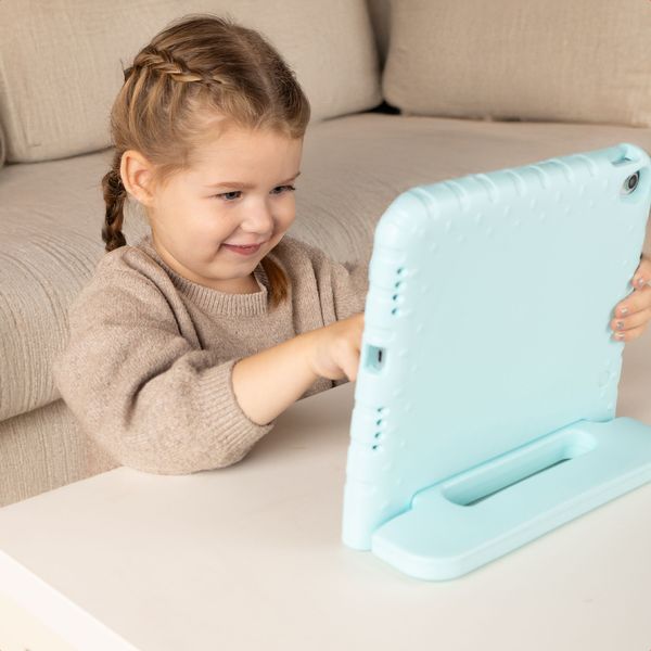 imoshion Kids-Proof Back Cover with Handle Apple iPad 9 (2021) 10.2 inch / iPad 8 (2020) 10.2 inch / iPad 7 (2019) 10.2 inch - Soft Blue