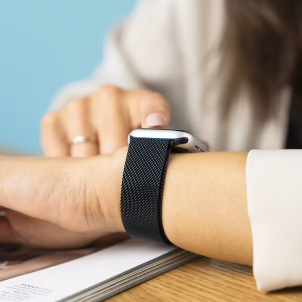 imoshion Milanees magnetisch bandje Fitbit Versa 4/ 3 / Sense (2) - Zwart