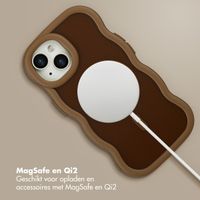 Selencia Wavy Backcover met MagSafe Apple iPhone 15 - Mocha Brown