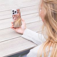 Selencia Mirror Backcover Apple iPhone 13 - Zilver