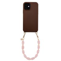 Selencia Rivièra MagSafe Backcover met afneembare haakjes voor de Apple iPhone 12 / 12 Pro - Choco Brown + Satin Crush Polskoord - Cosmic Candy