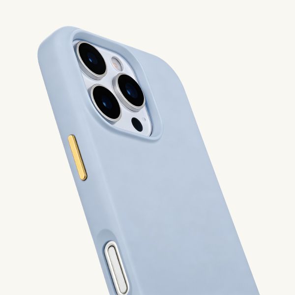 Selencia Rivièra MagSafe Backcover met afneembare haakjes voor de Apple iPhone 16 Pro - Powder Blue + Lova Polskoord - Burgundy