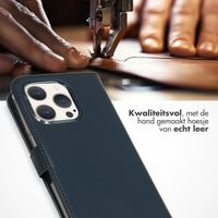 Selencia Echt Lederen Bookcase iPhone 15 Pro - Blauw