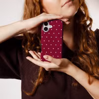 Selencia Vivid Backcover met MagSafe Apple iPhone 15 - Happy Dots Burgundy